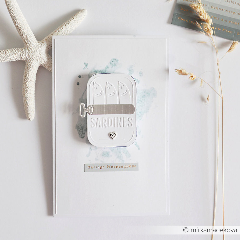 Minimalistische Karte von Alexandra Renke mit einer Illustration einer Sardinenbüchse, einem Seestern und getrocknetem Gras auf weißem Hintergrund – perfekt für Fans von „Maritimer Genuss“ oder alle, die die kreativen Möglichkeiten einer Präge- und Stanzschablone lieben.