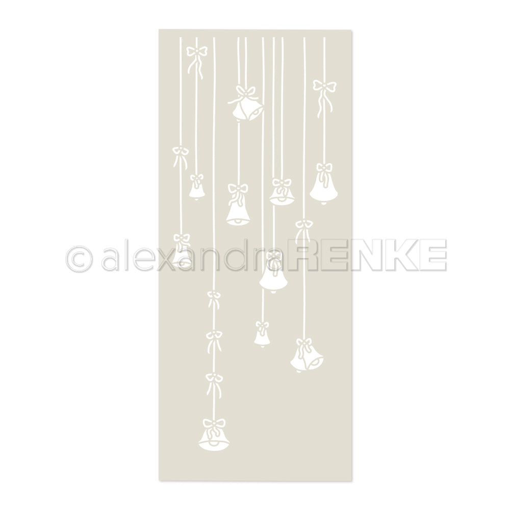 Weiße Glocken mit Schleifen hängen an Schnüren auf einem beigen Hintergrund in diesem minimalistischen, festlichen Design - perfekt zum Basteln mit wiederverwendbaren Schablonen wie der Alexandra Renke Schablone Klingende Glocken.