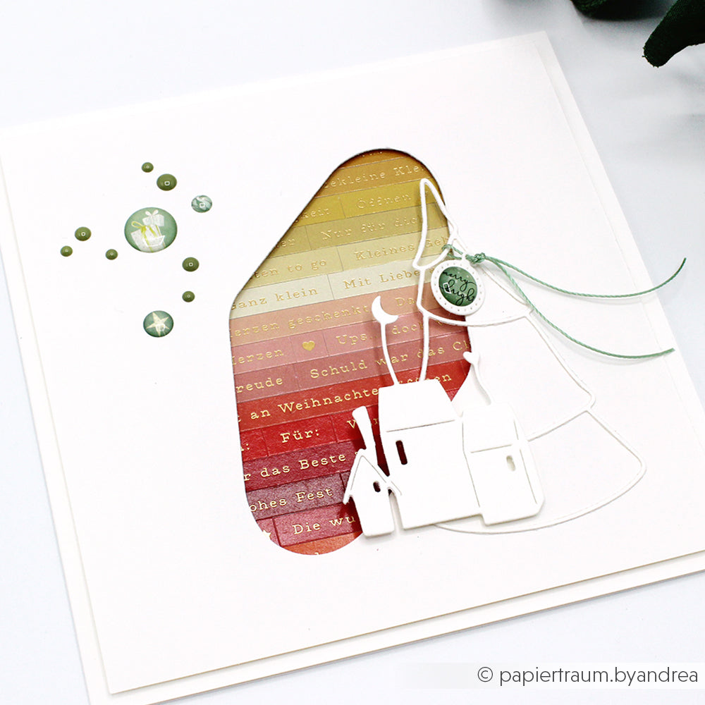 Handgefertigte Weihnachtskarte von Alexandra Renke mit weißer Kirche, Baumumriss, grünen Punkten und rot-gelbem Texthintergrund - sorgfältig in traditioneller Buchbindetechnik hergestellt.