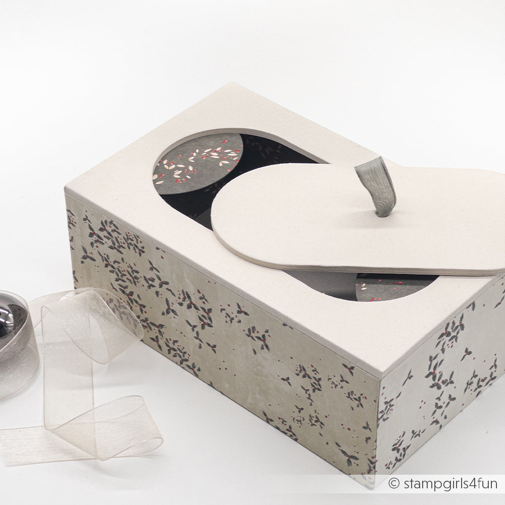 Rechteckige Schachtel mit Deckel und gemusterten Seiten, mit detaillierten Rändern, die mit Alexandra Renke Buchbinden Stanzen gefertigt wurden; mit einer Rolle durchsichtigem Band an der Seite.