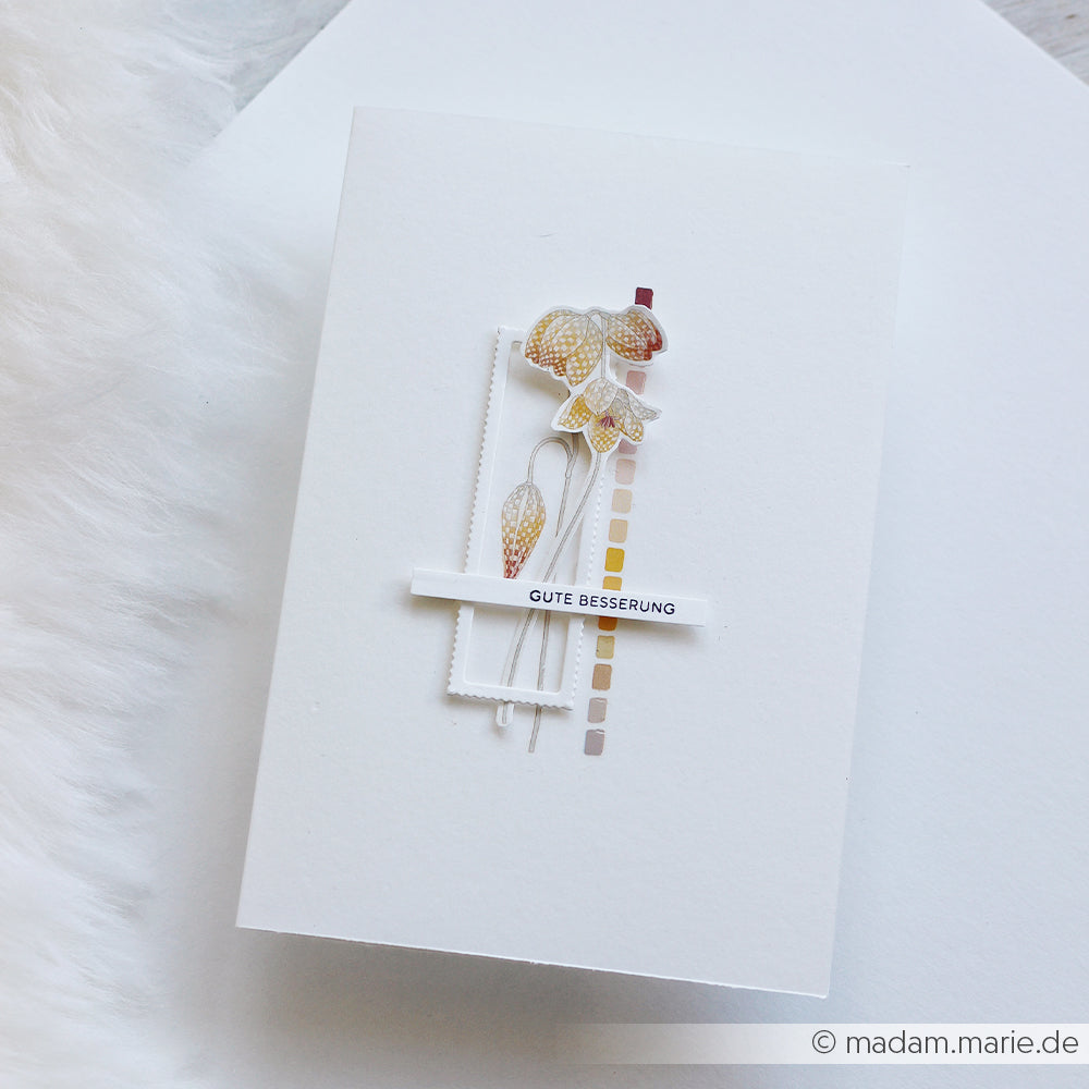 Weiße Grußkarte von Alexandra Renke mit zarten Trockenblumen und "Gute Besserung" - ideal für Bastelprojekte oder um mit Blütentanz Rub-On Transferfolien florales Flair zu erzeugen.