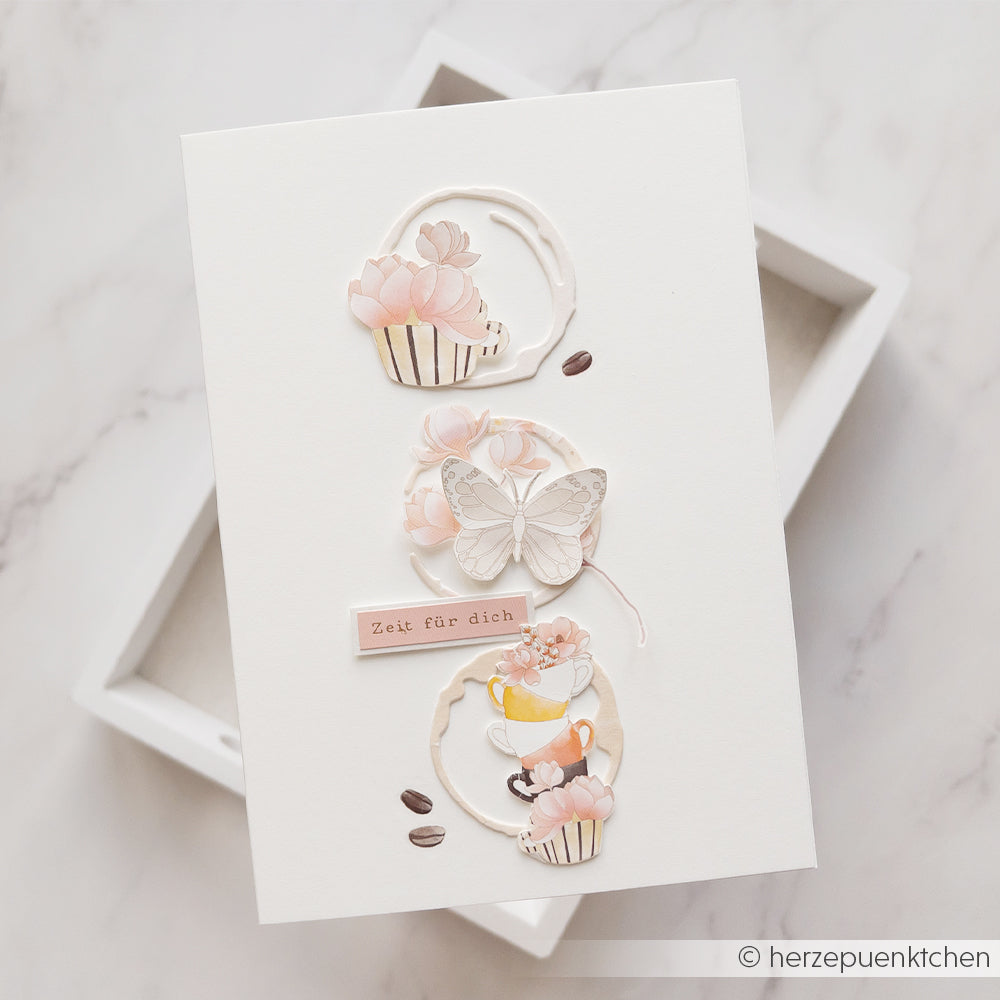 Handgefertigte Karte von Alexandra Renke mit Blumen, einem Schmetterling, einer Teetasse, einem Cupcake und dem Schriftzug „Zeit für dich“ – ideal für Bastelprojekte oder zum Setzen von Akzenten beim Basteln mit Transferfolien.