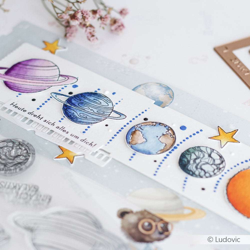Handgezeichnete Planeten, Sterne, dekorative Punkte, Blumen und ein Bär mit Hut - perfekt für Ihre nächste Sternstunde mit dem Alexandra Renke Photopolymer Stempel oder Clear Stamp Set.