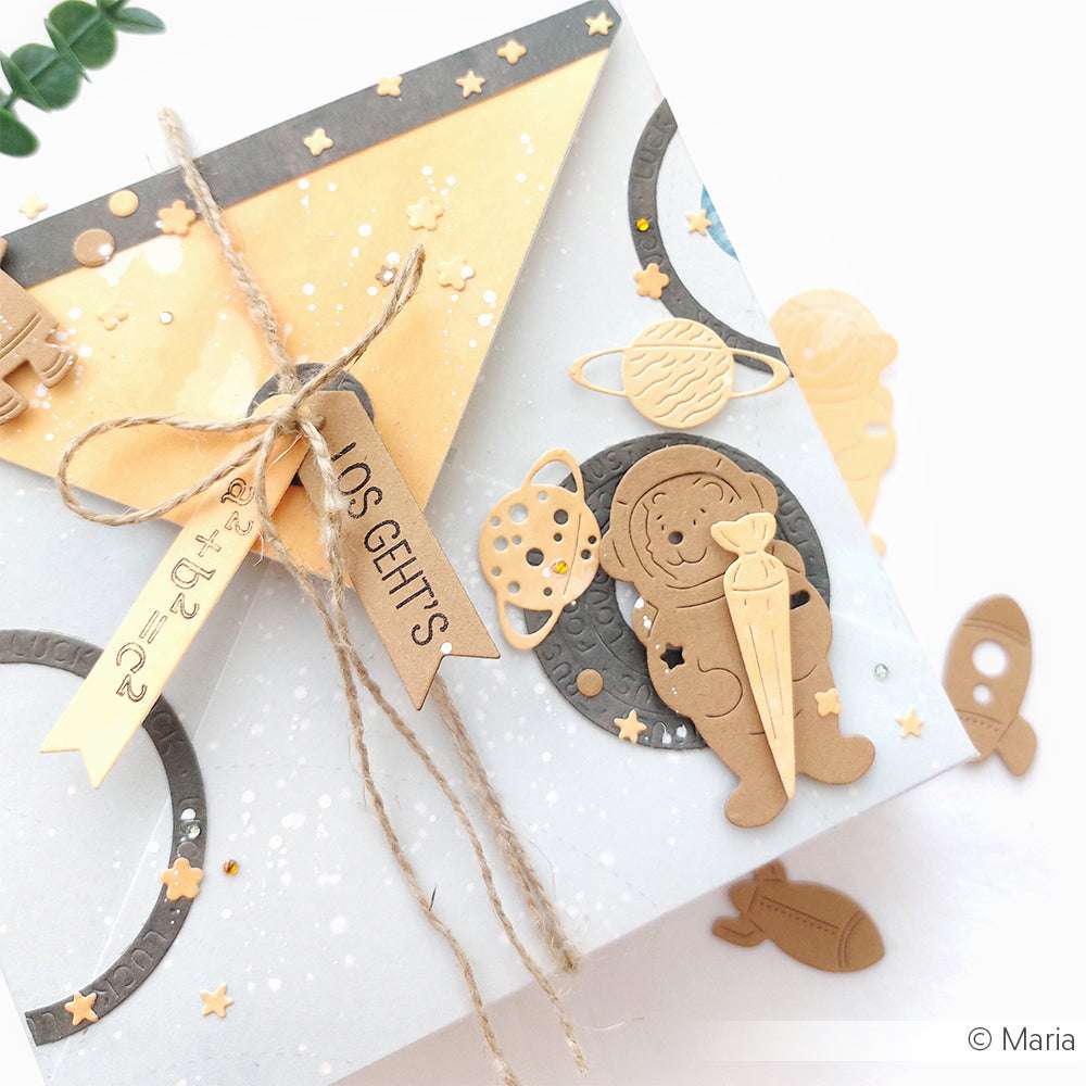 Geschenkbox von Alexandra Renke mit Weltraumdekor, Garnschleife, Planetenausschnitten und Astronaut - ideal zum Kombinieren mit dem Clear Stamp Set oder Photopolymer Stempel, um Ihre eigenen, von der Sternstunde inspirierten Kreationen zu gestalten.