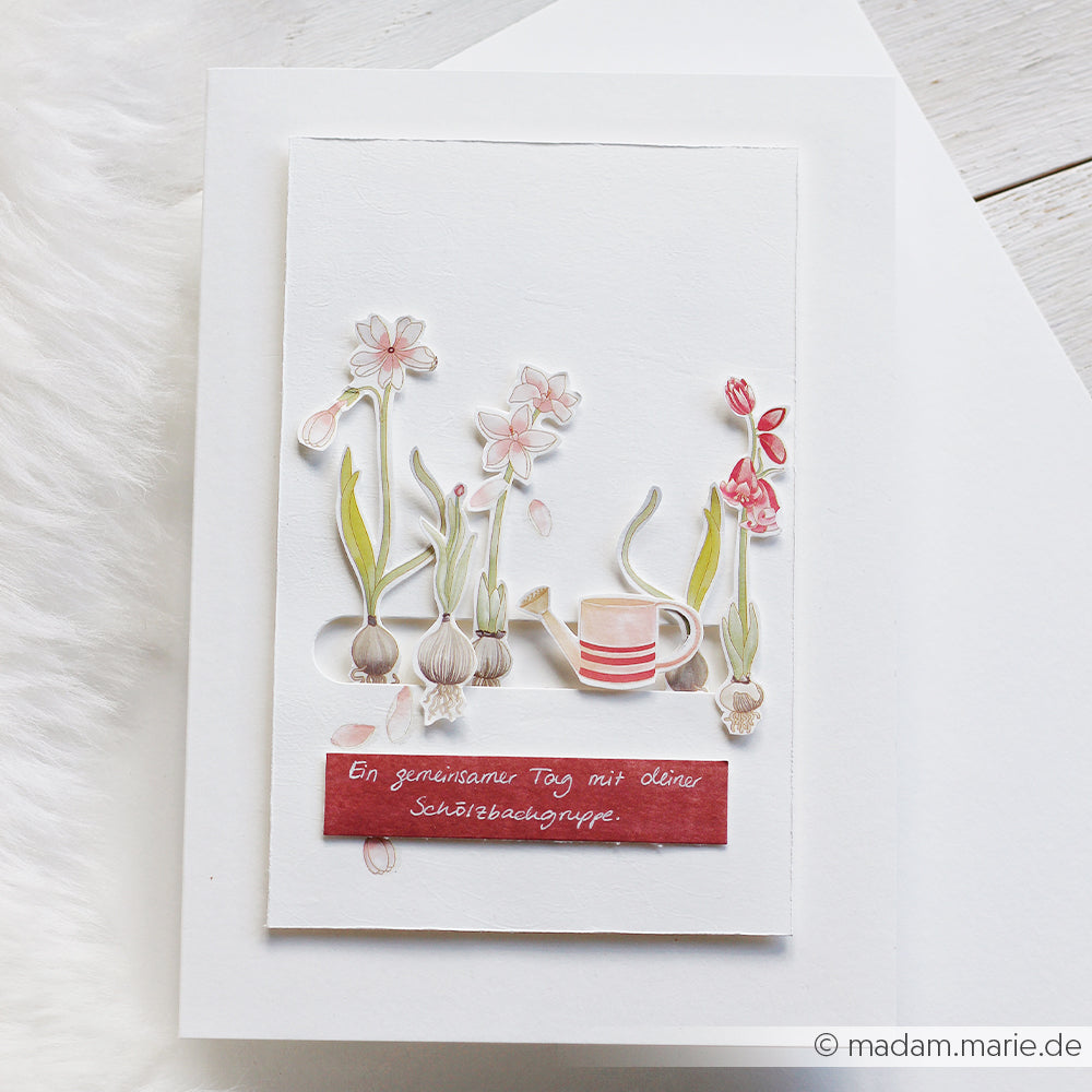 Handgefertigte Karte von Alexandra Renke mit illustrierten rosa Blumen, einem gestreiften Becher und deutschem Text auf einem roten Etikett - ideal für Bastelprojekte Motive oder zur Aufwertung mit Transferfolien Basteln für zusätzliche Kreativität.