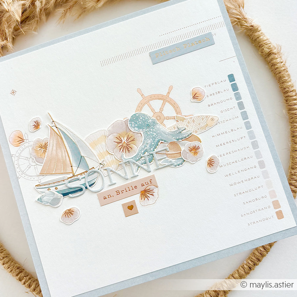 Eine Scrapbook-Seite im maritimen Stil mit Segelboot-, Steuerrad- und Meeresmotiven in Pastelltönen auf weißem Hintergrund – ideal für Bastelprojekte mit den Rub-On-Folien „Meeresbrise“ von Alexandra Renke oder Transferfolien für zusätzliche Details.