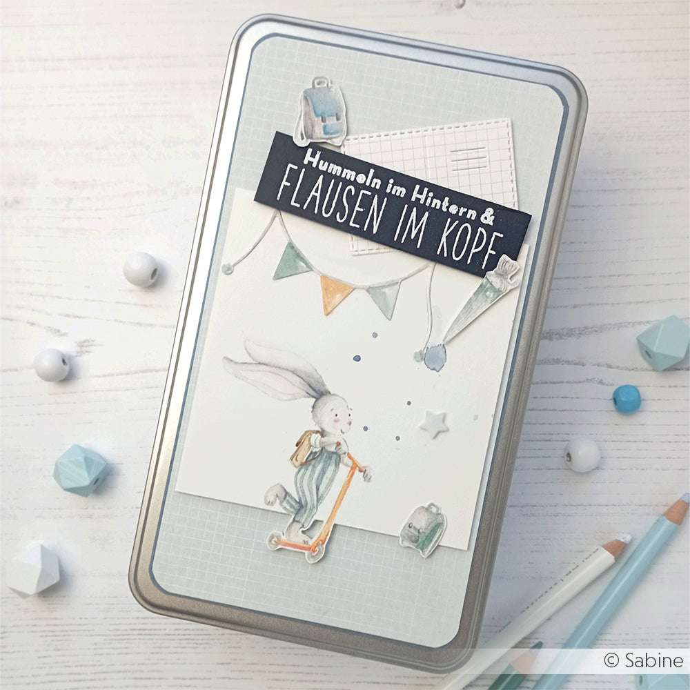 Dekorative Dose von Alexandra Renke mit einem Hasen auf einem Roller, pastellfarbenen Wimpeln und deutschem Text - ideal für die Aufbewahrung Ihres Hasen-Party-Photopolymer-Stempels oder Clear Stamp Sets.