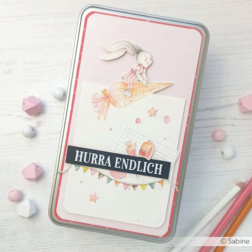 Dekorative Blechdose mit einer Karte mit einem Hasen auf einem Stern und dem Text HURRA ENDLICH von Alexandra Renke - ideal für Hasen-Party-Fans oder alle, die bezaubernde Clear Stamp Set Motive lieben.