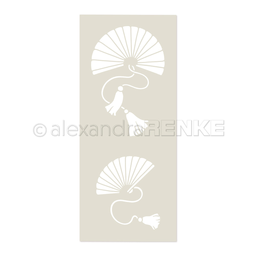Zwei weiße Alexandra Renke Faltfächer mit Quasten, senkrecht angeordnet auf einem hellbeigen Hintergrund - ideal als Stencil Fächer oder wiederverwendbare Stencil Schablone für Papierprojekte.