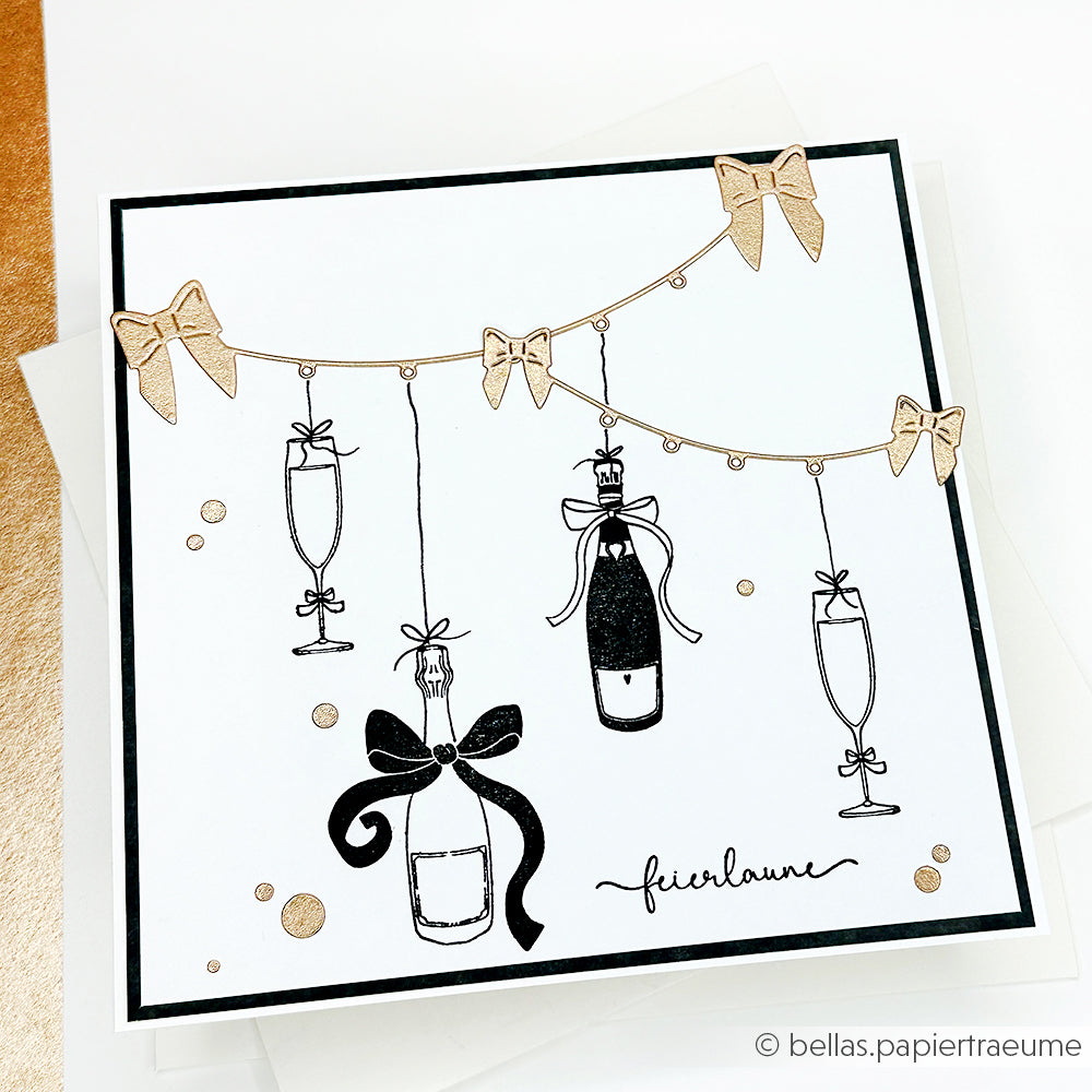 Quadratische Karte von Alexandra Renke mit goldenen Schleifen, Flaschen, Gläsern und Punkten; "freude" am unteren Rand. Ideal für die Verwendung mit Photopolymer Stempel, um Ihren Gruß zu personalisieren.