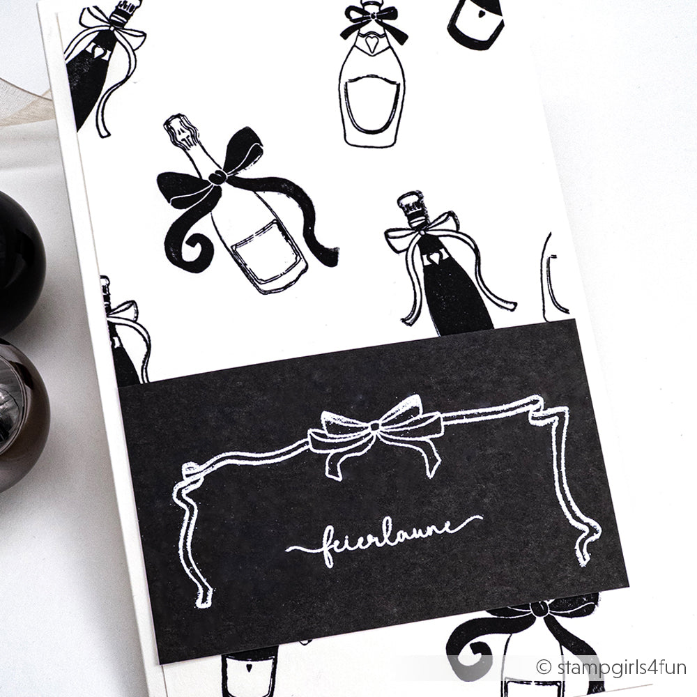 Schwarz-weiße Karte mit handgezeichneten Flaschen und Schleifen und dem Schriftzug "feierlaune" auf einem schwarzen Etikett - hergestellt mit einem Alexandra Renke Clear Stamp für scharfe Details.