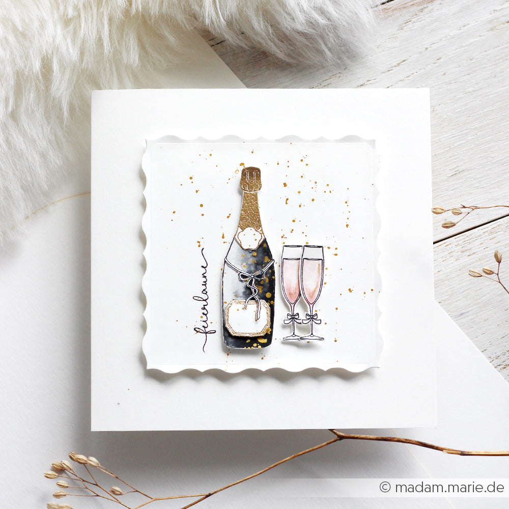 Illustration einer Sektflasche und zweier Gläser auf einer weißen Karte mit Goldspritzern und dekorativen Rändern - perfekt für Ihre Papierprojekte mit einem Alexandra Renke Clear Stamp oder Photopolymer Stempel.