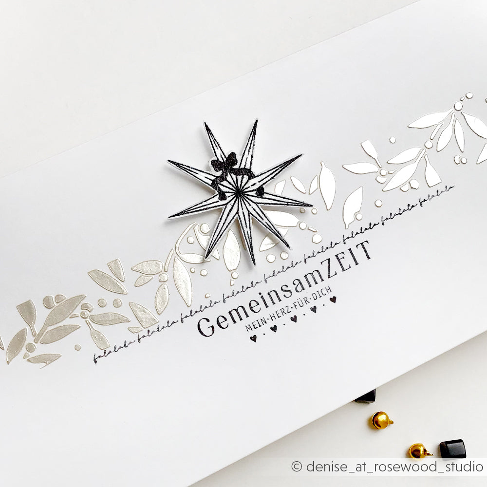 Handgefertigte Karte von Alexandra Renke mit silbernen Blättern, einem schwarzen 3D-Stern und dem deutschen Text "GemeinsamZEIT MEIN HERZ FÜR DICH" - perfekt für Papierprojekte mit Ihren Lieblingsmotiven von Photopolymer Stempel oder Clear Stamp.