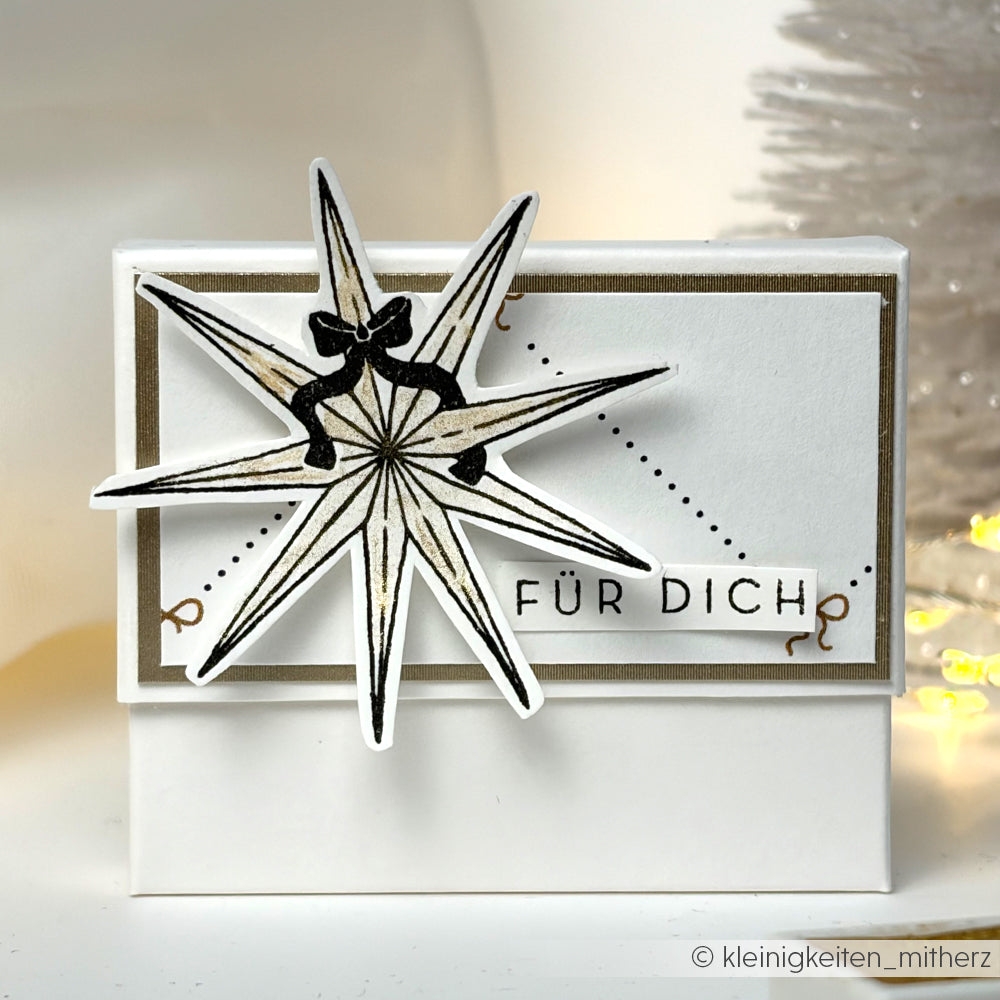 Weiße Geschenkbox von Alexandra Renke mit Sternmotiv, "FÜR DICH"-Text und festlichen Lichtern - ideal für die Kombination mit einem Jubiläumszeit-Klarsichtstempel oder Photopolymer-Stempel, um Ihre persönliche Note hinzuzufügen.
