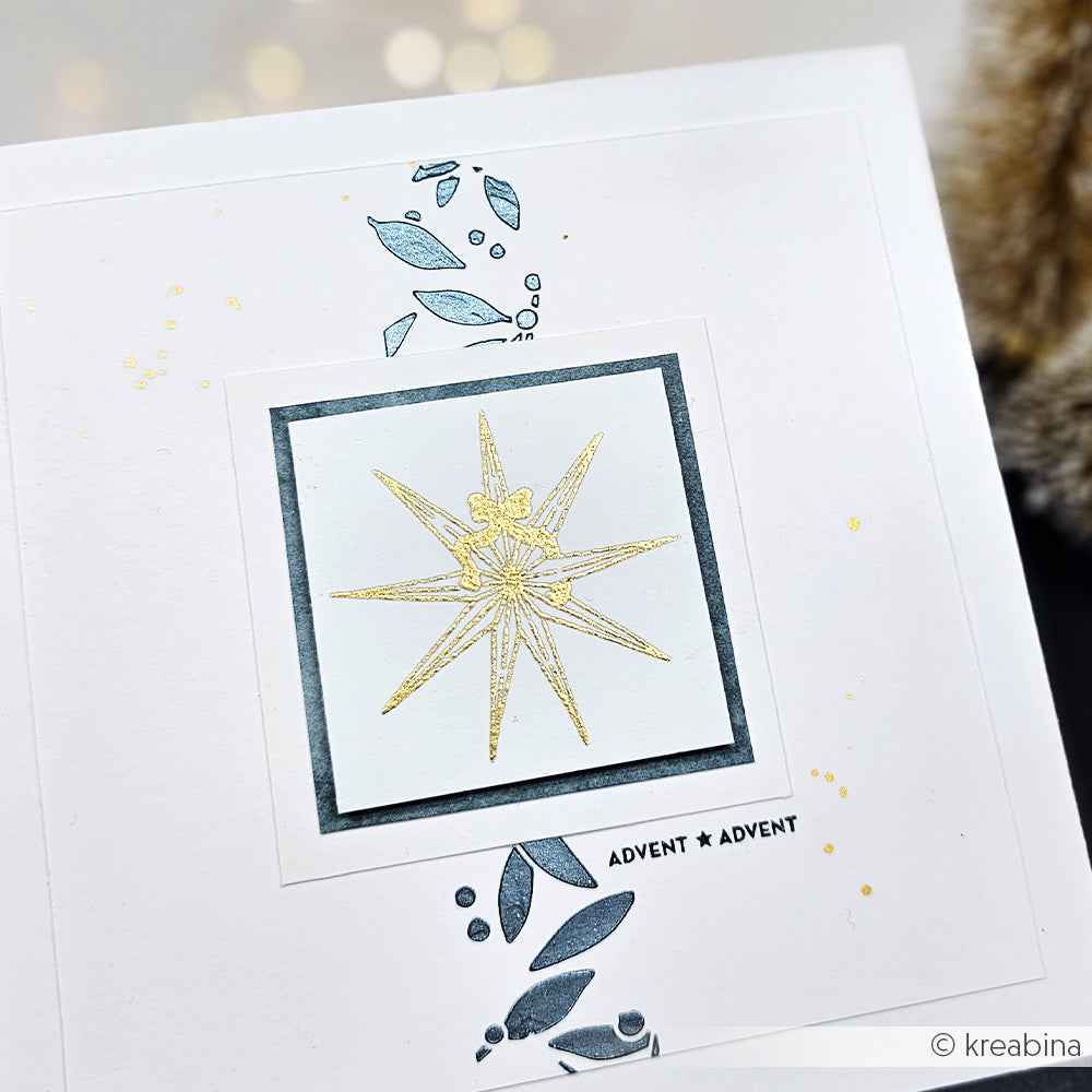Ein goldener Stern mit blauen Blattakzenten ziert eine weiße Karte von Alexandra Renke, die mit einem Photopolymer-Stempel hergestellt wurde und in der Ecke den Schriftzug ADVENT ADVENT" trägt.