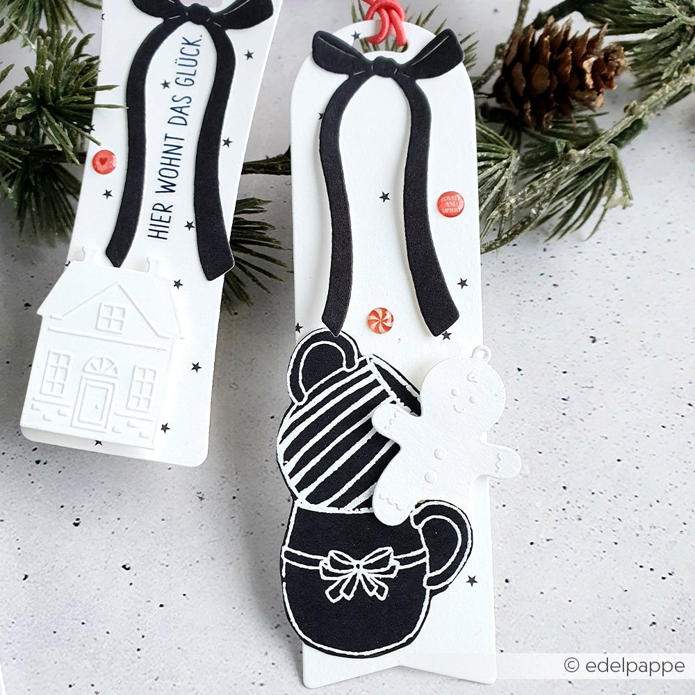 Schwarz-weiße Weihnachts-Lesezeichen von Alexandra Renke mit Tassen-, Lebkuchen- und Hausmotiven mit Bändern und Tannengrün - ideal für die Wohlfühlzeit oder zum Kombinieren mit klaren Stempeln oder Photopolymer-Stempeln.