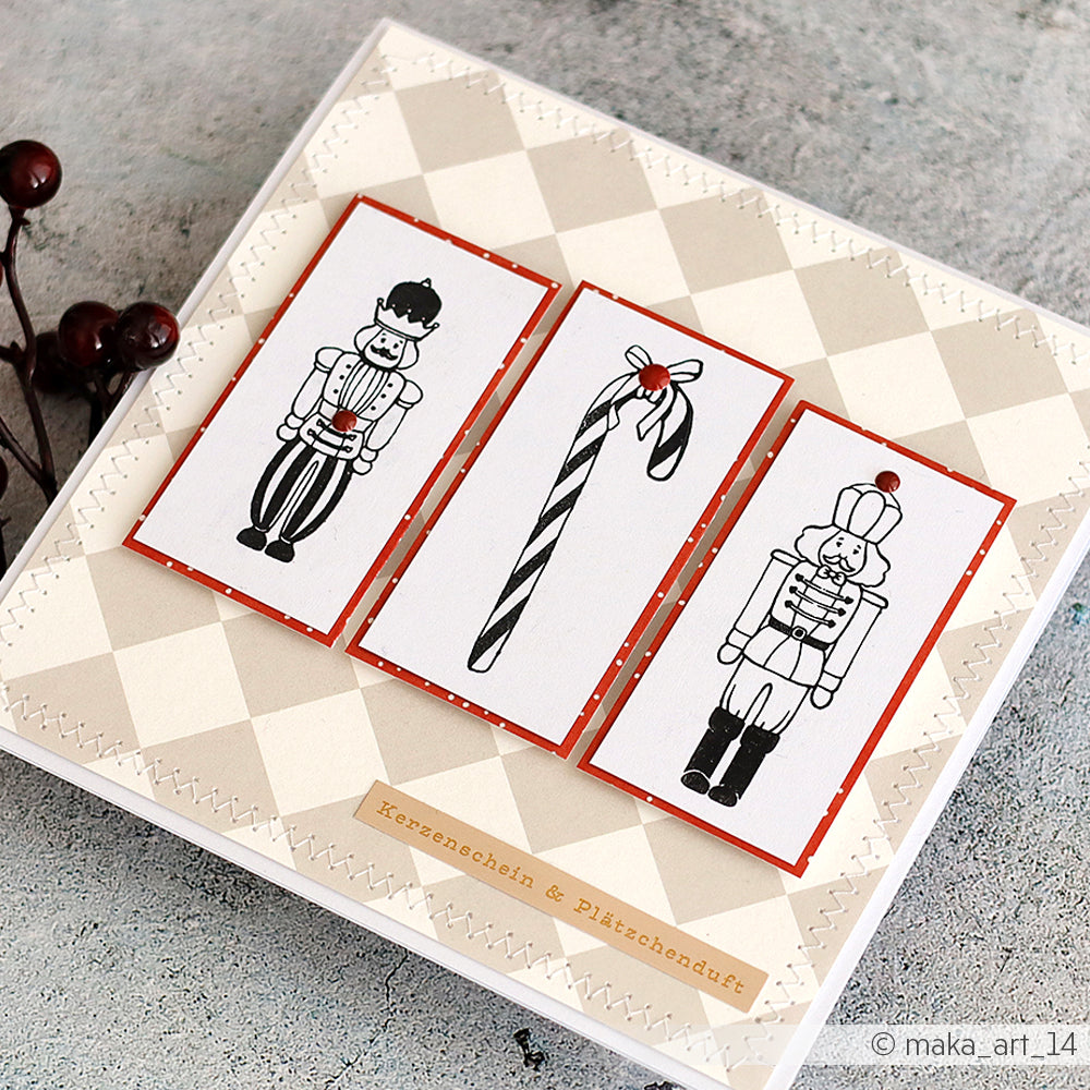 Handgefertigte Weihnachtskarte von Alexandra Renke mit Nussknacker-Soldaten und Zuckerstangen, hergestellt mit Photopolymer Stempel auf einem festlich gemusterten Hintergrund für einen authentischen Wohlfühlzeit-Touch.