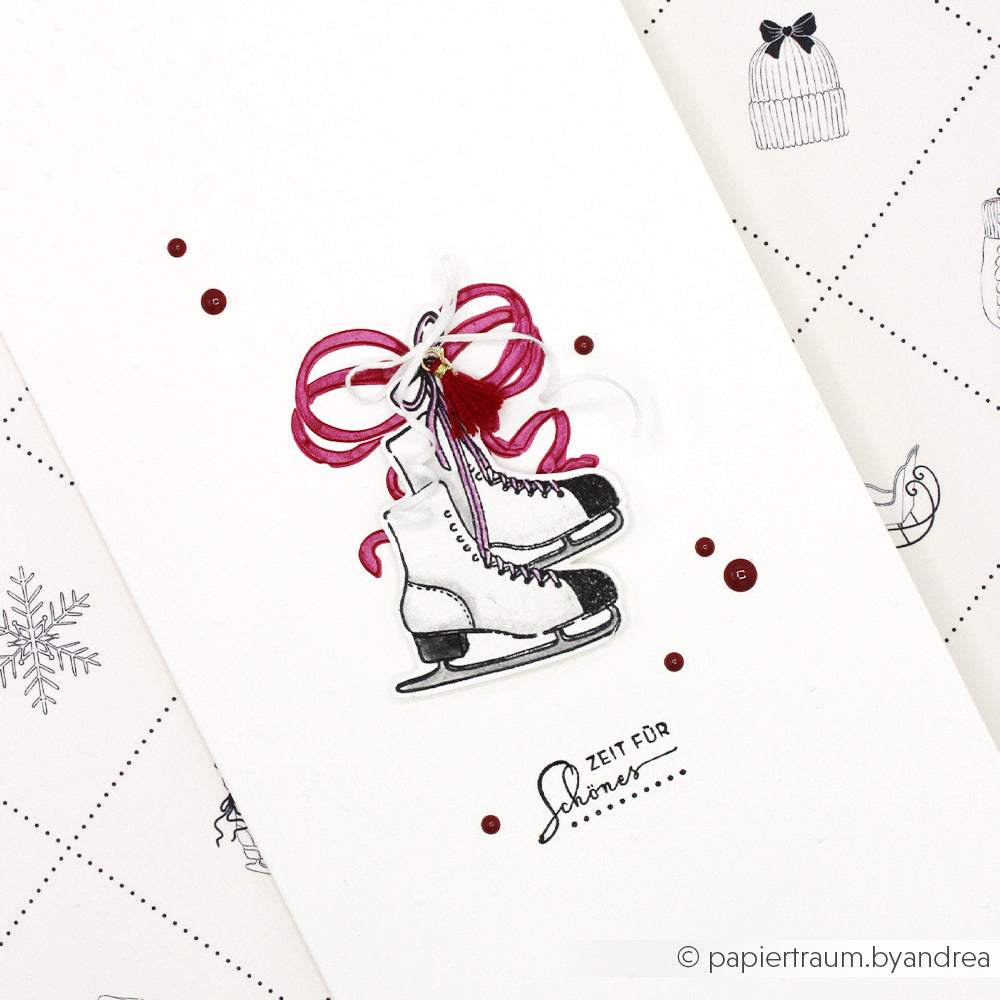 Illustration von Schlittschuhen mit rotem Band und roten Punkten auf winterlichem Hintergrund - ideal für gemütliche Kuschelzeit-Karten mit Ihrem Lieblingsstempel Alexandra Renke Clear Stamp oder Photopolymer Stempel.