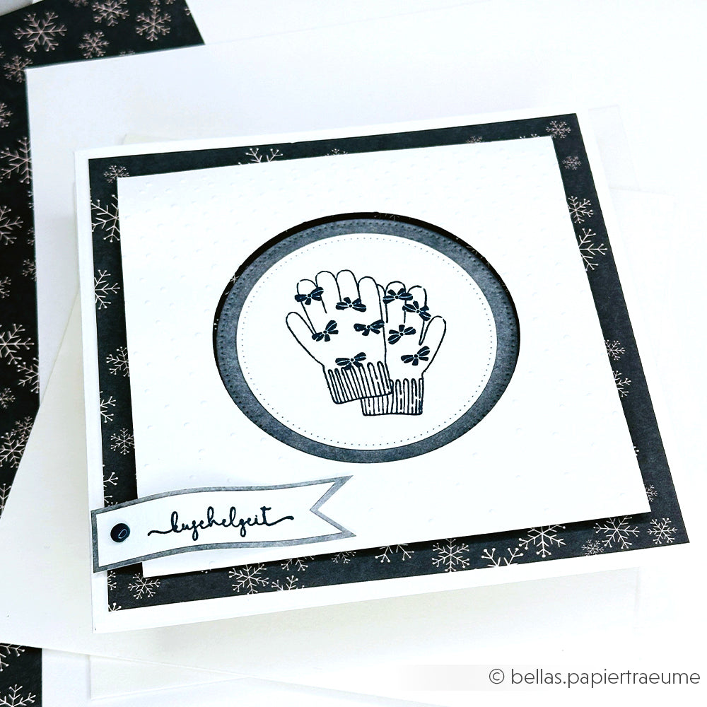 Handgezeichneter Handschuh mit Blumen in einem kreisförmigen Rahmen auf einer schwarz-weißen Grußkarte von Alexandra Renke, mit einem Herzenszeit-Anhänger und zarten Photopolymer-Stempelakzenten.