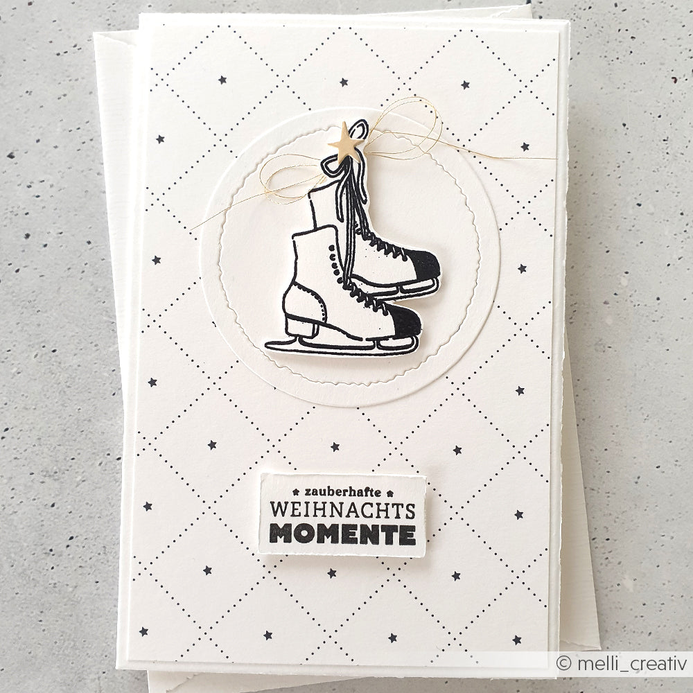 Handgefertigte Karte von Alexandra Renke mit Schlittschuh-Illustration, Schleife und deutschem Text "Zauberhafte Weihnachtsmomente", hergestellt mit einem klaren Stempel für scharfe Details - perfekt für die Kuschelzeit.
