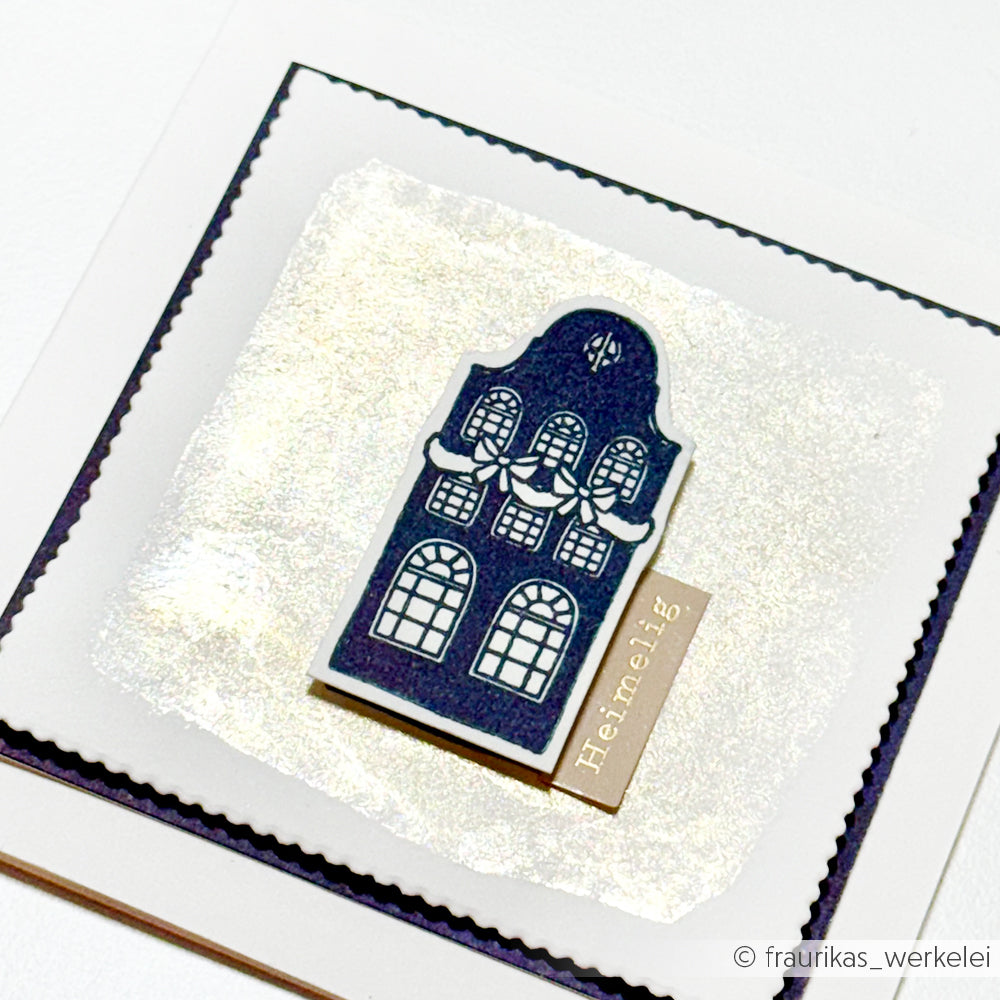 Eine handgefertigte Karte von Alexandra Renke mit einem dunkelblauen Gebäudeausschnitt auf einem schimmernden silberfarbenen Quadrat - perfekt für Papierprojekte oder zur Kombination mit Ihren Lieblingsmotiven von Clear Stamp.