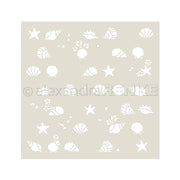 Schablonenmuster von weißen Muscheln und Seesternen auf einem beigen Quadrat von Alexandra Renke, perfekt für Schablonen Papierprojekte. Mit wiederverwendbaren Schablonen wie Stencil Florale Muscheln für kreative Bastelarbeiten wiederverwenden.