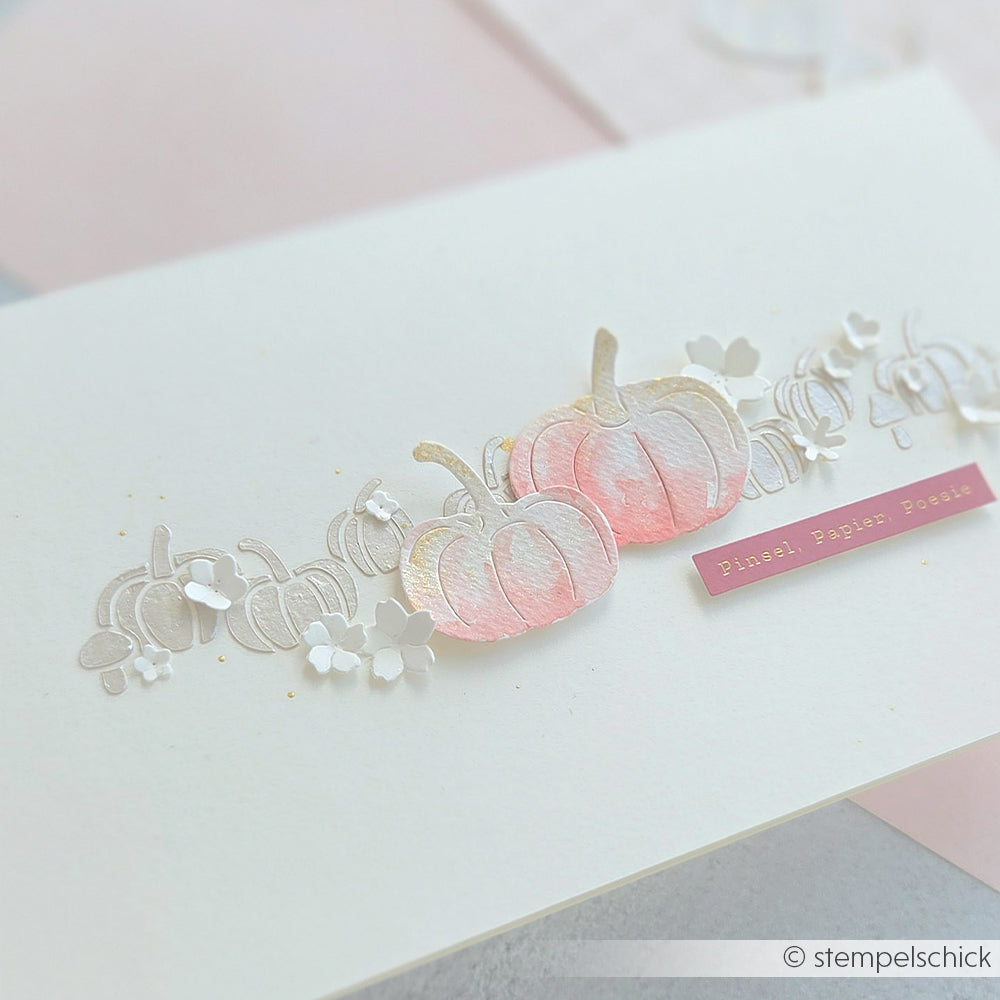 Aquarellrosa und weiße Kürbisse mit zarten floralen Akzenten auf einer minimalistischen Grußkarte – ideal zum Basteln mit wiederverwendbaren Schablonen oder um Ihren Herbstprojekten einen Hauch von „Stencil Herbstfreuden“ zu verleihen.