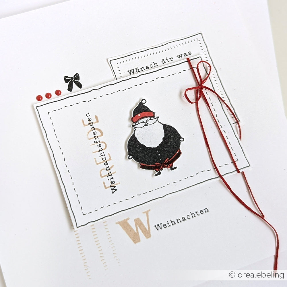 Handgefertigte Weihnachtskarte von Alexandra Renke mit einer Illustration des Weihnachtsmanns, einer roten Schleife, deutschen Weihnachtsgrüßen und festlichen Akzenten, die mit einem Clear Stamp gestempelt wurden, um scharfe Details zu erhalten.