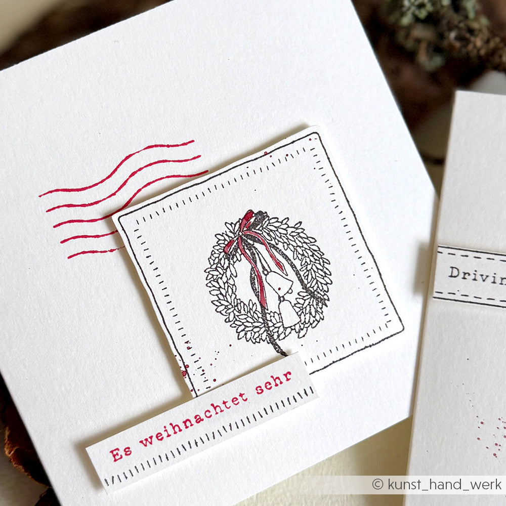 Handgefertigte Weihnachtskarte von Alexandra Renke mit einem skizzierten Hasen in einem Kranz mit Photopolymer Stempel und dem deutschen Gruß "Es weihnachtet sehr".