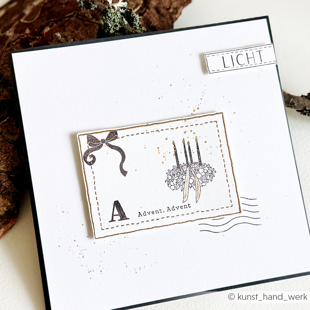 Die handgefertigte Adventskarte von Alexandra Renke zeigt eine Kerzenillustration, eine Schleife und das Wort "LICHT" oben rechts, erstellt mit einem Photopolymer-Stempel für gestochen scharfe Details.