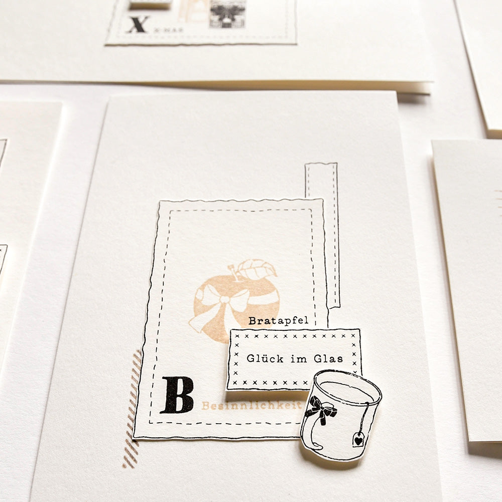 Minimalistische Karte von Alexandra Renke mit deutschen Wörtern, einer Tassen-Skizze und einfachen Verzierungen auf weißem Papier - mit Photopolymer-Stempel für gestochen scharfe Designs.