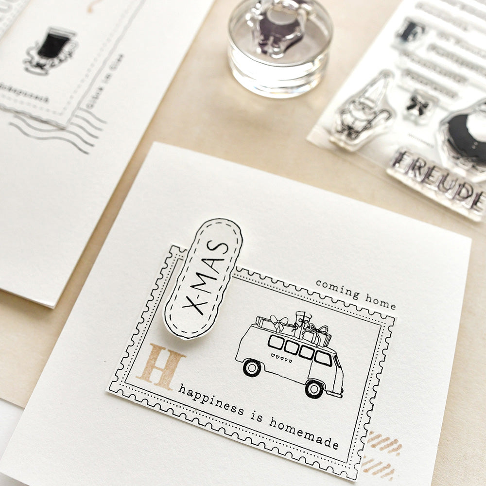 Handgefertigte Weihnachtskarte von Alexandra Renke mit einem gestempelten Lieferwagen und Menschen darin, mit einem Klarsichtstempel und den Sprüchen "Glück ist hausgemacht" und "XMAS".