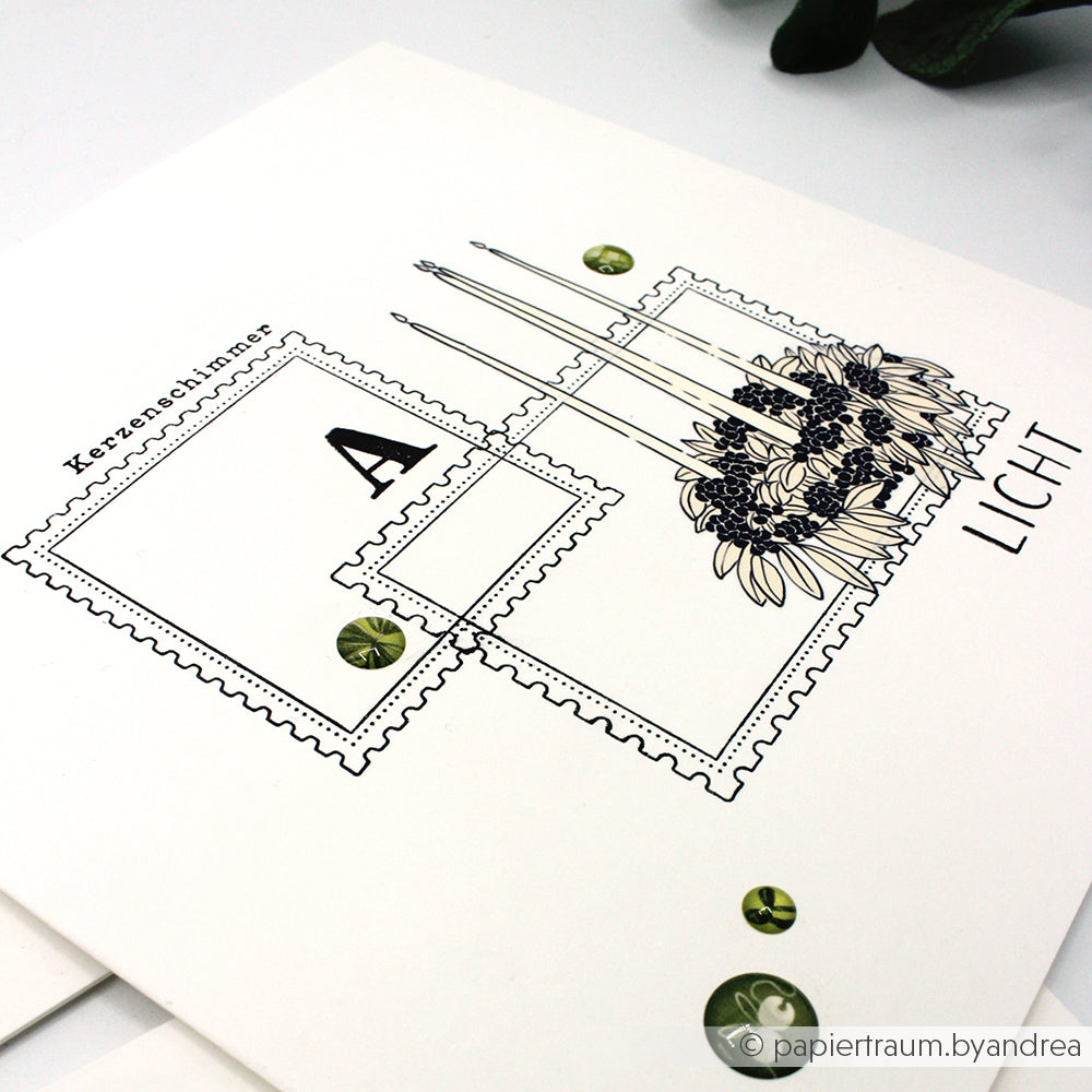 Weiße Karte mit Alexandra Renke-Klarsichtstempeldesigns: stempelähnliche Kompositionsformen Briefmarkenquadrate, ein Buchstabe A, Blumen, Kerzen und die deutschen Wörter Kerzenschein und Licht.