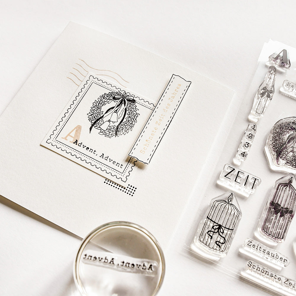 Eine handgefertigte Adventskarte von Alexandra Renke mit einem Kranzdesign, klaren Stempelakzenten und einem runden Adventsstempel aus Photopolymer für einen festlichen Touch.