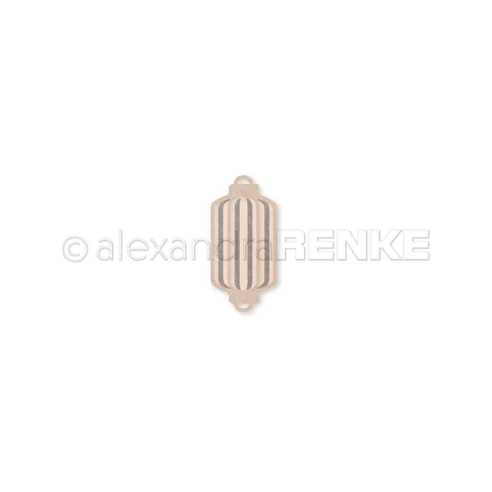 Beigefarbener, vertikal gestreifter, laternenförmiger Holzschmuck von Alexandra Renke, gefertigt mit einer Langer Lampion Motivstanze, vor weißem Hintergrund.