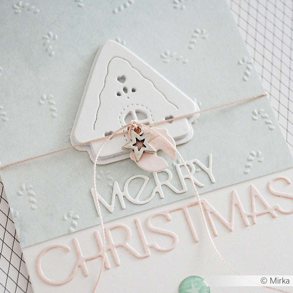 Handgefertigte Weihnachtskarte in Pastelltönen mit einem Hausausschnitt, dem Text "Frohe Weihnachten" und einem Sternanhänger. Einzigartig gestaltet mit Alexandra Renke Designpapieren und Stanzen für exquisite Details.