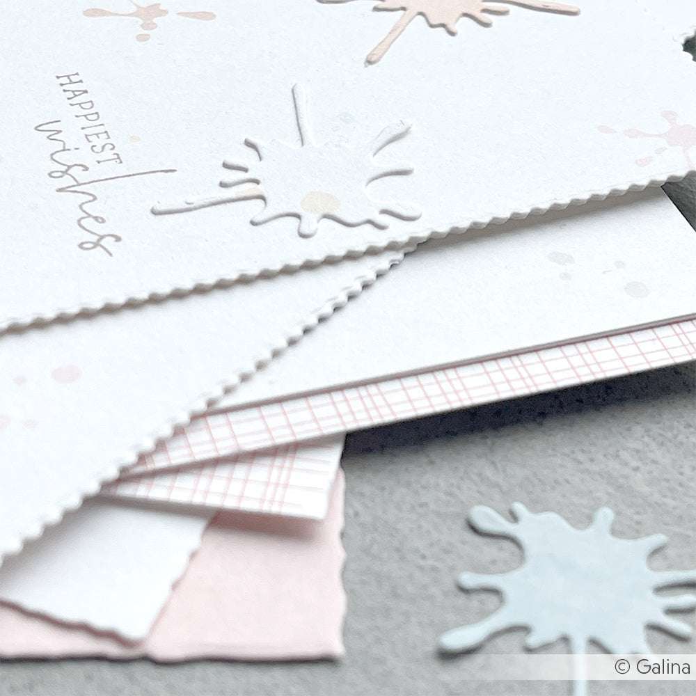 Stapel pastellfarbener Grußkarten aus dem Designpapier von Alexandra Renke mit dekorativen Farbspritzern aus dem Set Motivstanze Farbkleckse und dem Text "Glückliche Wünsche" auf der obersten Karte.