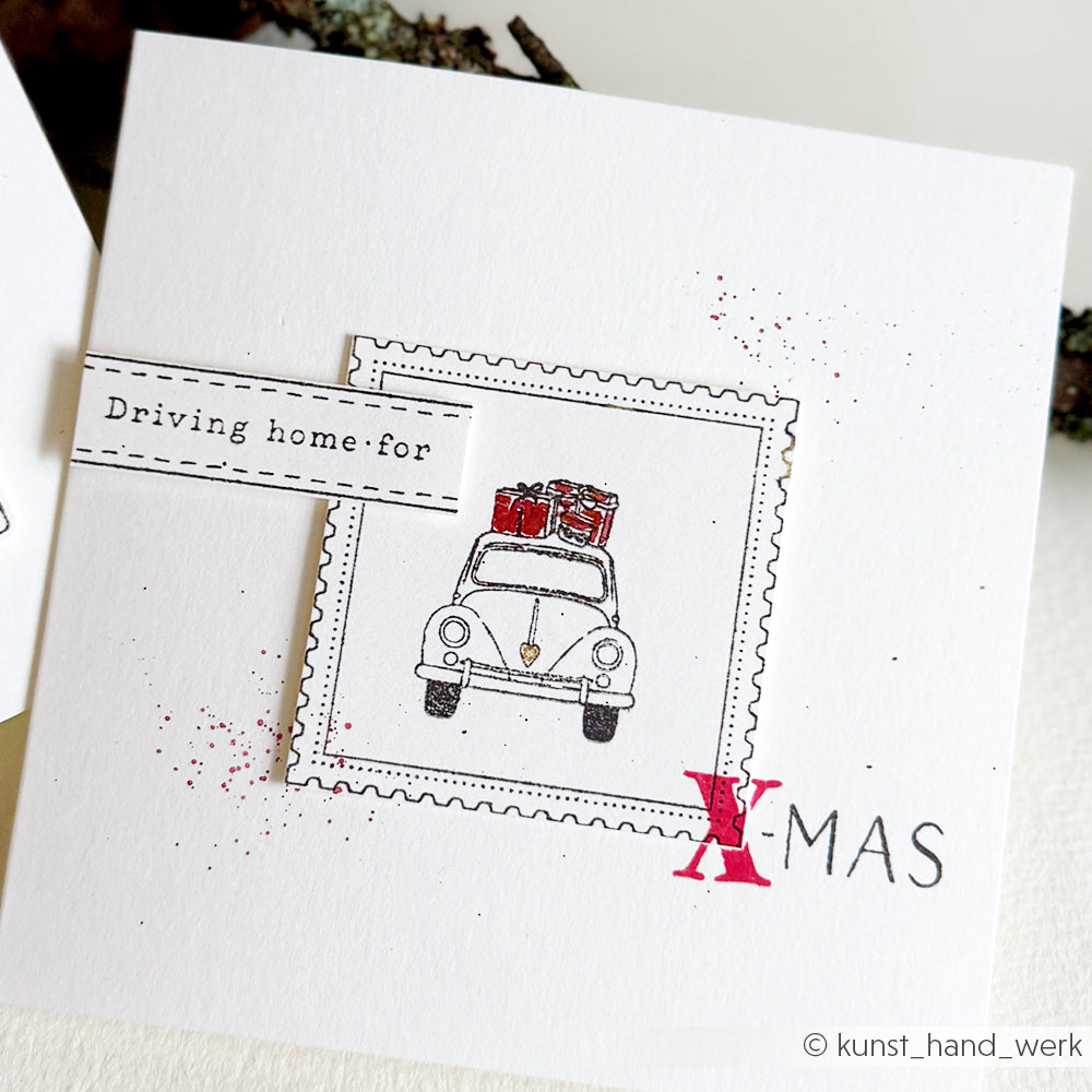 Handgemachte Weihnachtskarte mit einem Auto mit Geschenken und der Aufschrift "Driving home for X-MAS", gestaltet mit einem Clear Stamp aus der Kollektion Komposition Xmas at Home von Alexandra Renke.