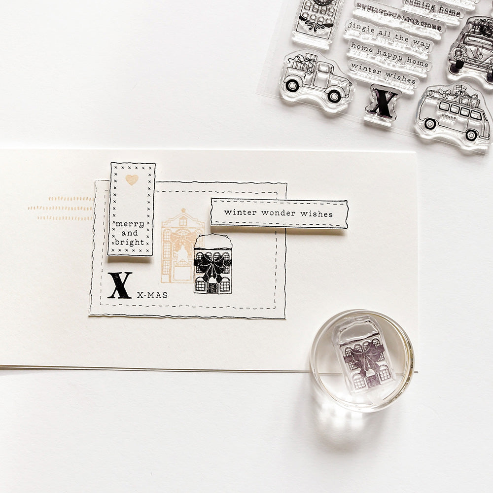 Handgefertigte Weihnachtskarte von Alexandra Renke mit Photopolymer- und Klarsichtstempeln, festlichen Grüßen und einem Oldtimer für einen charmanten weihnachtlichen Touch, dargestellt auf einer weißen Fläche.