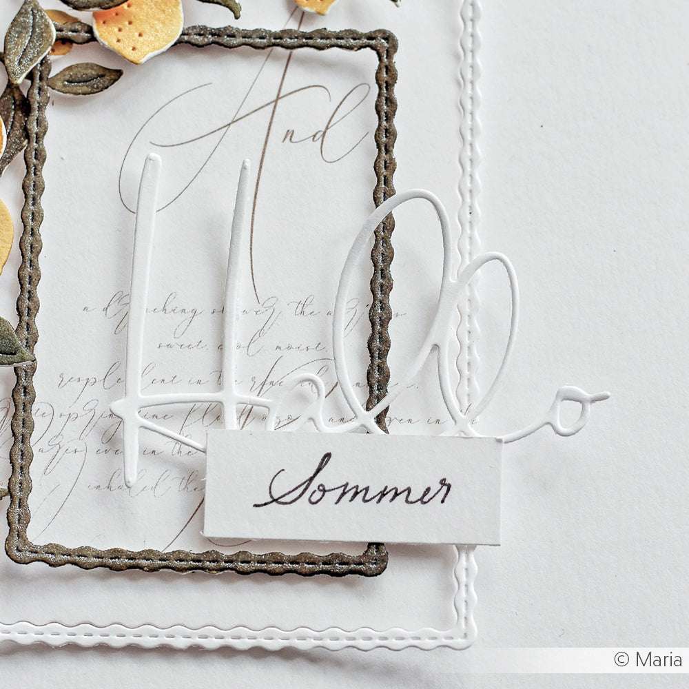 Handgefertigte Alexandra Renke Karte mit "Hallo" und "Sommer" in Schreibschrift, floralen Akzenten und einem geprägten Rahmen, hergestellt mit Motivstanze Wellenrahmen und DieCut Systemen auf hochwertigen 200g Designpapieren.