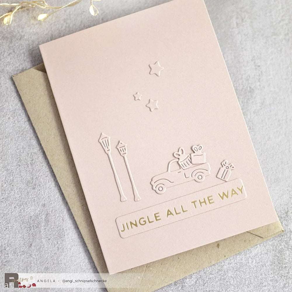 Minimalistische Weihnachtskarte von Alexandra Renke mit ausgeschnittenen Motiven eines Autos, Geschenken, Laternenpfählen und Sternen, die mit dem DieCut System ausgestanzt wurden, um scharfe Details zu erhalten. "Jingle All The Way" verleiht dieser einzigartigen Kreation einen festlichen Charme.