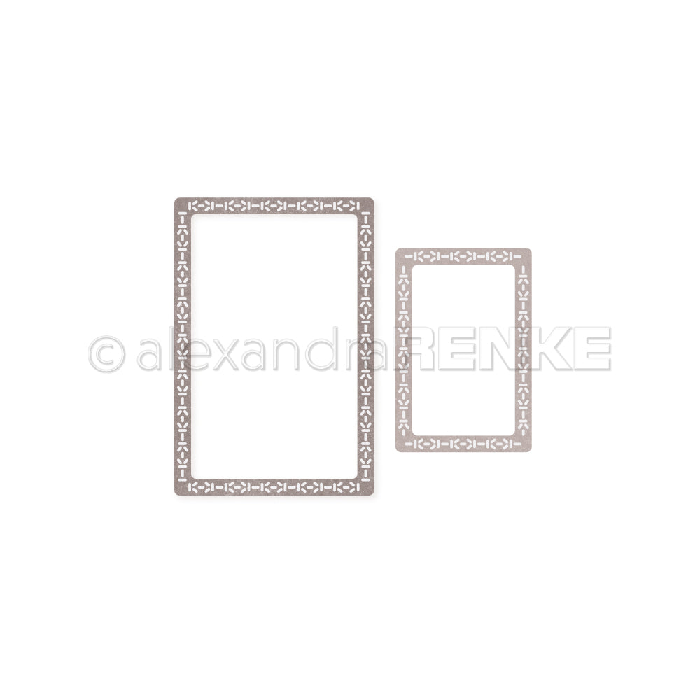 Zwei rechteckige Metallstempel mit dekorativen Kanten von Alexandra Renke, einer größer als der andere. Perfekt als Motivstanze Rahmenset für kreative Projekte und ideal zur Verwendung mit Ihren Lieblingsdesignpapieren. Abgebildet auf einem weißen Hintergrund.