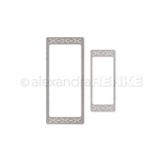 Dieses Alexandra Renke Motivstanze Rahmenset besteht aus zwei rechteckigen Metallstempeln mit dekorativen Kanten, in großen und kleinen Größen, ideal für Ihre Stanzsysteme. Abgebildet auf einem weißen Hintergrund.