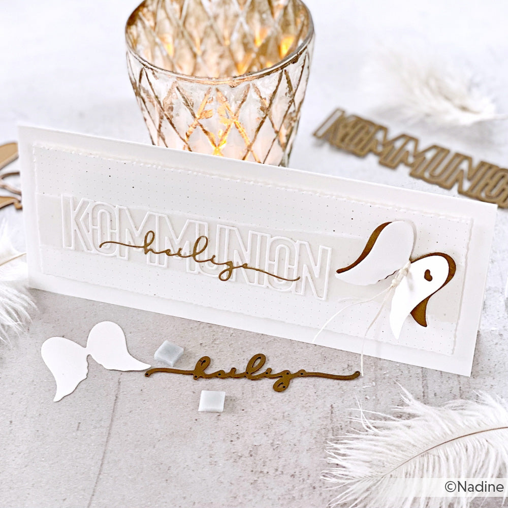 Weiße, handgefertigte Kommunionskarte mit goldener "Heilig"-Stanzung (Alexandra Renke Heilige Handschrift), ausgestanzten Engeln, einer Feder und einem beleuchteten Kerzenhalter aus Glas.