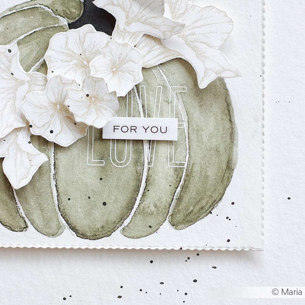 Ein aquarellierter Kürbis mit weißen Blumen und einem "FOR YOU"-Tag über "LOVE", perfekt zum Basteln mit der Motivstanze oder den DieCut Systemen von Alexandra Renke.
