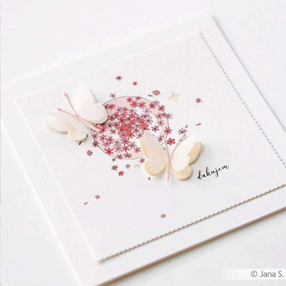 Weiße Karte mit rosafarbenem Kirschblütenherz und drei weißen 3D-Schmetterlingen, gestaltet mit Alexandra Renke Motivstanze Karte kleines Quadrat; unten ist "dankjewel" aufgedruckt.