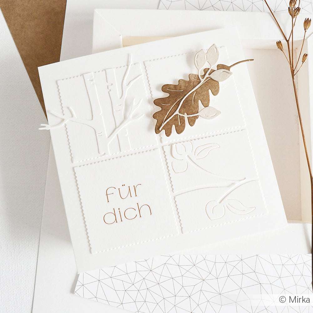 Alexandra Renke Karte kleines Quadrat in Weiß mit geprägten Blättern und Zweigen, Golddetail, Motivstanze-Akzenten und "für dich"-Text auf gemustertem Hintergrund.