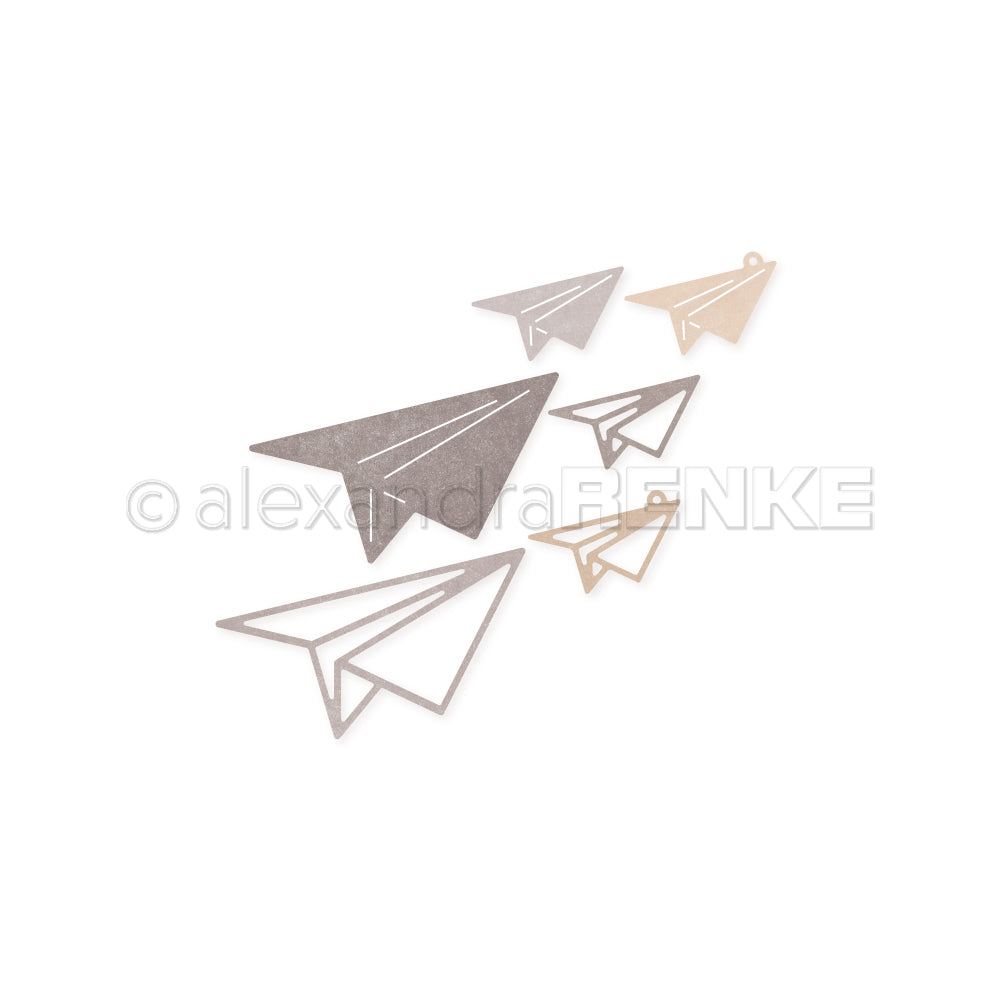 Metallische und konturierte Papierfliegerformen, hergestellt mit Alexandra Renke Motivstanze Papierflieger und Designpapieren, sind auf einem weißen Hintergrund angeordnet.