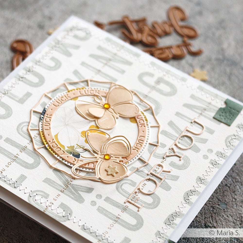 Handgefertigte Karte mit Alexandra Renke Designpapier, floralen Metallic-Akzenten, gestanztem "Glück"-Kreis und einem "Für dich"-Spruch auf weißem, gemustertem Hintergrund.