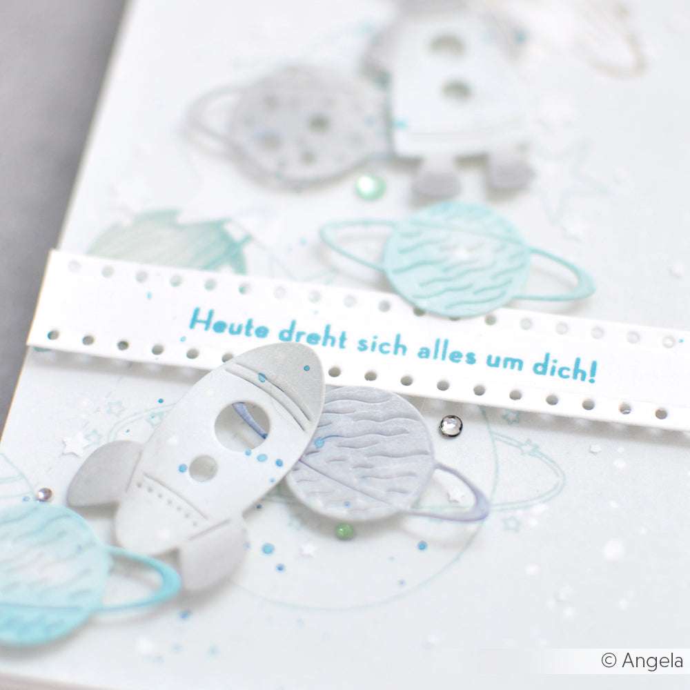 Handgefertigte Karte von Alexandra Renke mit Papierraketen und Planeten, gebastelt mit Motivstanze Raketen die und Stanzsysteme; deutscher Text: Heute dreht sich alles um dich!.